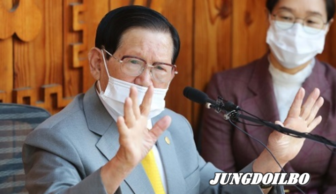 지난해 3월2일 신천지 이만희 총회장이 경기도 가평 ‘평화의 궁전’에서 기자회견을 하고 있다. = 자료사진 정도일보