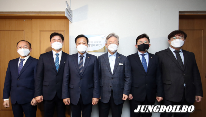 이재명(왼쪽에서 네번째) 경기도지사와 장현국(세번째) 경기도의회 의장이 25일 경기도청 1층 정무수석실 앞에서 ‘위기극복과 상생을 위한 공정임대료 TF’ 현판식을 갖고 있다. = 자료사진 경기도
