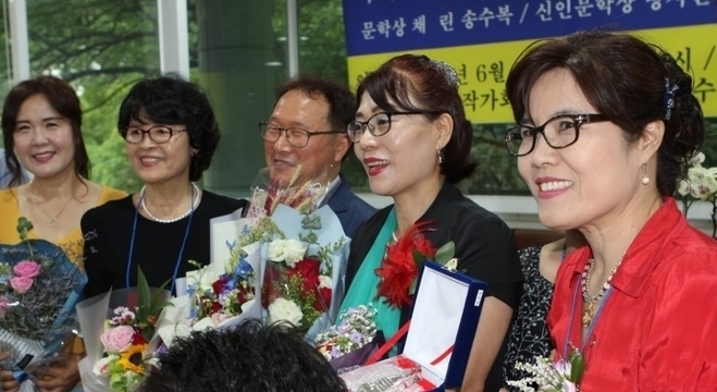 박선정 시인은 참 고마운 문인들을 이야기 하면서 사진 우측의 다솔문학 김현희 회장에 대한 고마움도 잊지 않았다. 김현희 회장은 시집 3권을 낸 선배 시인이다. 