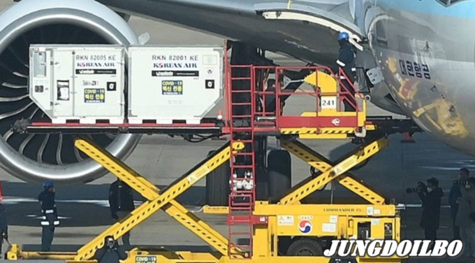 지난 3일 오전 인천국제공항 화물터미널에서 코로나19 백신 수송 모의훈련에서 특수 제작된 극초저온 항공기용 컨테이너가 하기되고 있다.