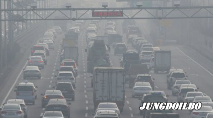 서울 도심을 지나는 강변북로에서 무인카메라가 노후 경유차를 단속하는 모습 = 자료사진 서울시