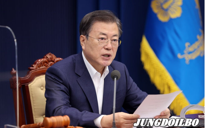 문재인 대통령이 2일 오전 청와대 여민관에서 열린 화상국무회의에서 모두 발언을 하고 있다. =자료사진 청와대