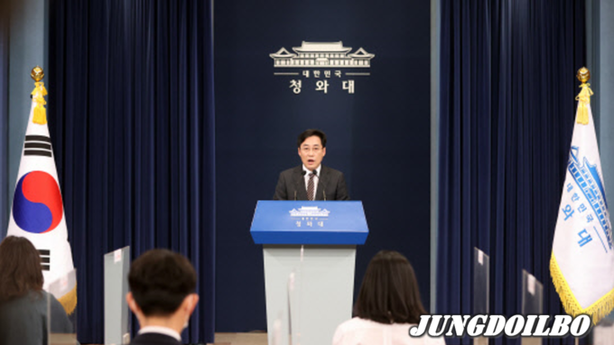 강민석 청와대 대변인이 3일 청와대에서 문재인 대통령의 지시와 관련한 브리핑을 하고 있다.= 자료사진 청와대