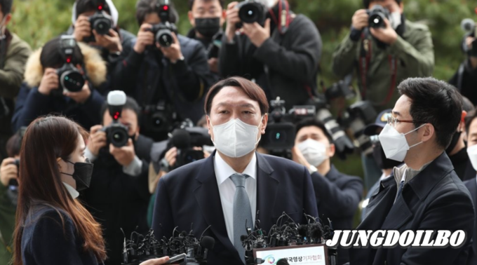 윤석열 검찰총장이 4일 오후 서울 서초구 대검찰청에서 사퇴 입장을 밝히고 있다.