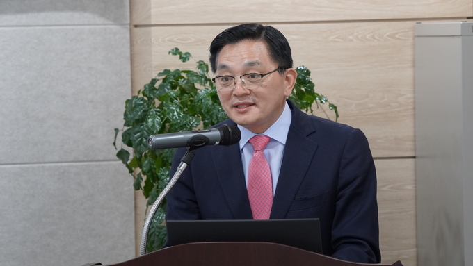 한영사를 하는 황보국 회장.