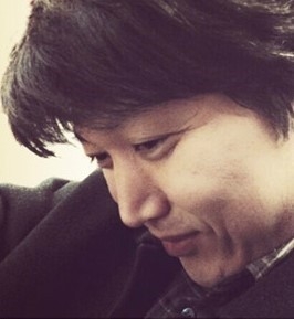 최은묵 시인 / 1967년 대전에서 출생했다. 2007년 '월간문학'과 2015년 '서울신문' 신춘문예로 등단했다.<br>
시집으로 '괜찮아' '키워드'가 있다.