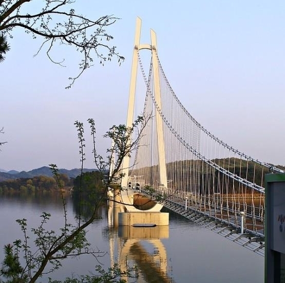 논산탑정호출렁다리.
