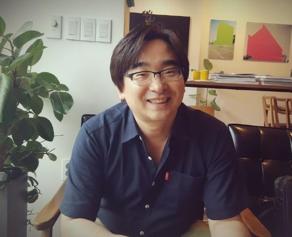 김이율 작가는 현직 카피라이터이다. 2000년 한국일보 신춘문예 희곡부문에 당선되며 등단했다. 2015년 한국문화예술위원회 창작뮤지컬 연극 창작산실 대본공모 연극부문 우수작품을 수상했다. 