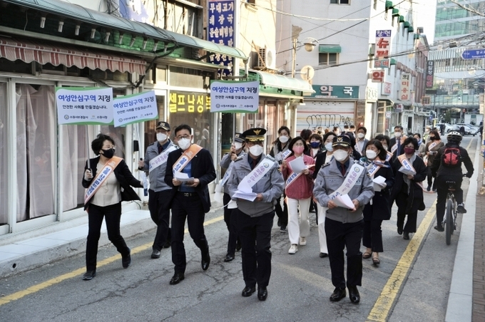 지난 15일 수원서부경찰서가 수원역 성매매 집장촌에서 성매매 근절 캠페인을 진행하고 있다. 