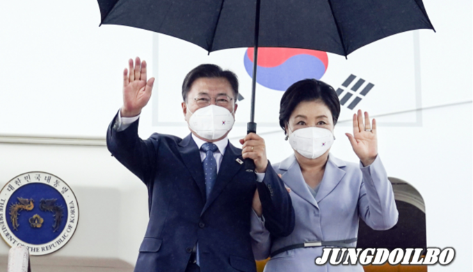 영국 G7 정상회의와 오스트리아, 스페인 국빈 방문을 마친 문재인 대통령과 김정숙 여사가 18일 서울공항에 도착, 손을 흔들고 있다.