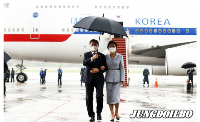영국 콘월 G7 정상회의와 오스트리아, 스페인 국빈방문을 마친 문재인 대통령과 김정숙 여사가 18일 공군 1호기 편으로 서울공항에 도착했다