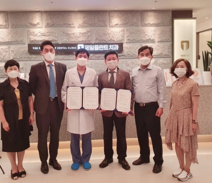 (좌측부터) 제일플란트치과 고정희 홍보실장, 양창희 대표, 이효선 원장, 영동시장주식회사 '이정권대표', 영동시장 최홍석 임원, 제일플란트치과 정명희 홍보실장.