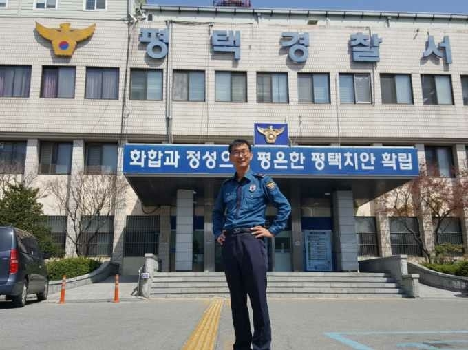 민중의 지팡이에서 평택 시민의 참일꾼으로 새로운 인생을 살고 있는 강용성 행정사. 제복이 잘 어울리는 사람은 일상도 아름답다. 