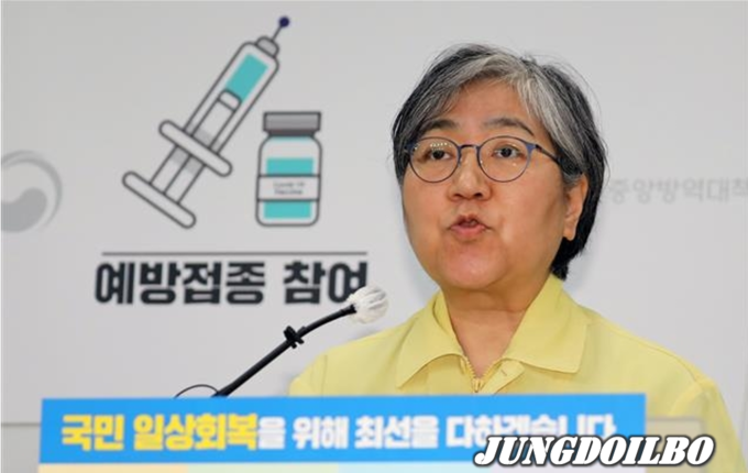 정은경 질병관리청장이 1일 충북 청주시 오송읍 질병관리청 브리핑실에서 7월 코로나19 백신 접종 계획을 발표하고 있다.
