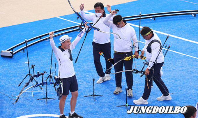 26일 일본 유메노시마 공원 양궁장 도쿄올림픽 남자 단체전 결승. 우승 확정 후 김제덕, 김우진, 오진혁이 환호하고 있다.
