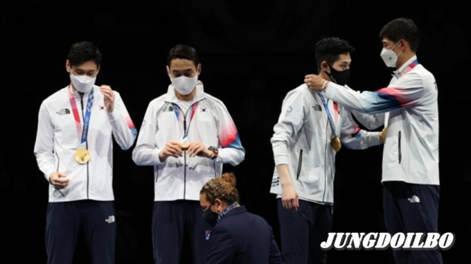 28일 일본 지바의 마쿠하리 메세에서 열린 도쿄올림픽 남자 펜싱 사브르 단체전 대한민국 대 이탈리아 결승전. 한국 선수들이 우승한 뒤 시상대에서 서로 금메달을 걸어주고 있다