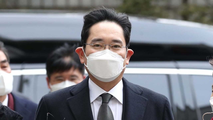 청와대가 광복절을 13일 앞두고 국정농단 사건으로 수감중인 이재용 삼성전자 부회장을 가석방하는 방안을 유력하게 검토하고 있는 것으로 알려졌다. 현재의 삼성전자 주식시장 쇼크는 이재용 부회장의 구속 및 가석방과 무관하지 않다.