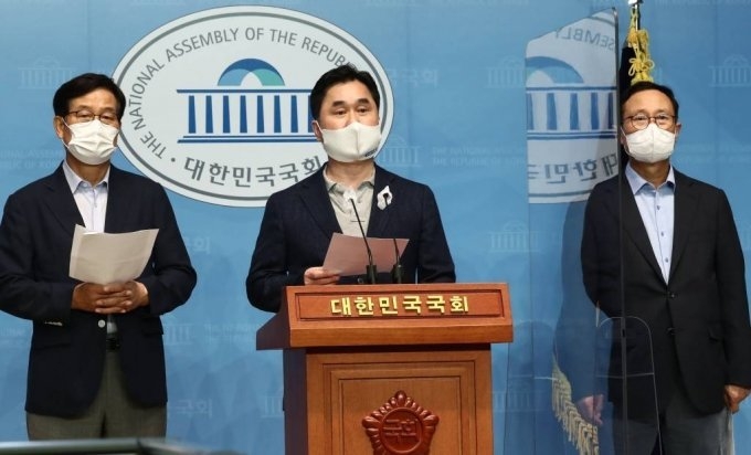 16일 더불어민주당 (좌측부터)신동근, 김종민, 홍영표 의원이 국회 소통관에서 대선 경선 후보들에게 정치개혁과 기본소득에 대한 치열한 논쟁 참여를 제안하는 입장문을 발표하고 있다.