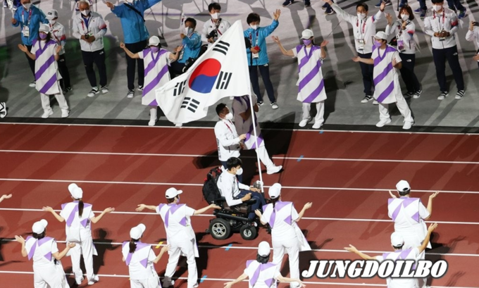 5일 오후 일본 도쿄 신주쿠의 국립경기장(올림픽 스타디움)에서 열린 2020 도쿄 패럴림픽 폐막식에서 보치아 페어에서 금메달을 획득한 정호원이 태극기를 들고 대한민국 선수단과 함께 입장하고 있다.<br>

