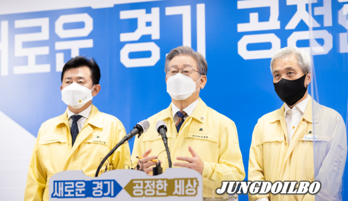 제3차 경기도 재난기본소득 지급 관련 경기도지사 기자회견(박근철 경기도의원(좌),곽상욱 시장군수협의회장(오산시장) (우)) = 자료사진 경기도