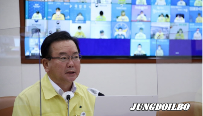 김부겸 국무총리가 17일 정부서울청사에서 열린 코로나19 대응 중앙재난안전대책본부(중대본) 회의를 주재하고 있다.