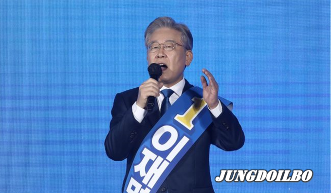 더불어민주당 대선 후보 선출을 위한 전북 합동 연설회가 열린 26일 전북 완주군 우석대학교에서 이재명 후보가 연설을 하고 있다.