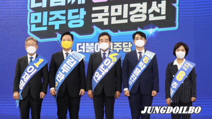 더불어민주당 대선주자들이 26일 전북 완주군 우석대에서 열린 전북지역 경선 합동연설회에서 기념촬영하고 있다. 왼쪽부터 이재명 경기지사, 김두관 의원, 이낙연 전 민주당 대표, 박용진 의원, 추미애 전 법무부 장관.
