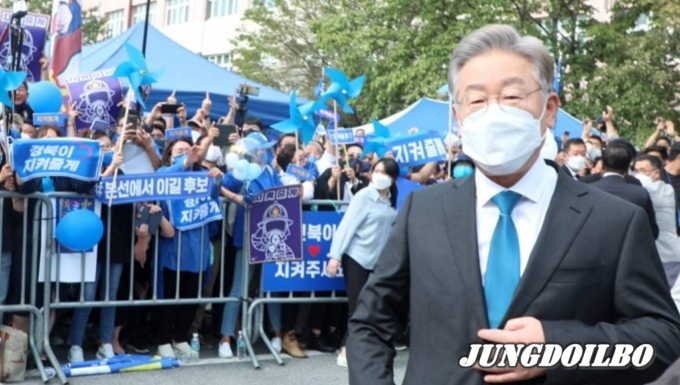 이재명 더불어민주당 대선 경선 후보가 26일 전북 완주군 우석대학교에서 열린 더불어민주당 대선 후보 선출을 위한 전북 합동 연설회에 참석해 장내로 들어서고 있다.