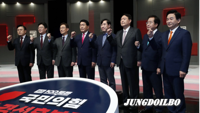 국민의힘 대선 경선 예비후보들이 28일 서울 상암동 MBC에서 열린 대선 경선 4차 방송토론회에서 기념촬영을 하고 있다. 왼쪽부터 황교안, 유승민, 최재형, 안상수, 하태경, 윤석열, 홍준표, 원희룡 후보.