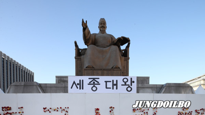 문재인 대통령이 9일 한글 창제를 기념하는 한글날을 맞아 "일제강점기에는 한글을 지키는 것이 곧 독립운동이었다"고 말했다.
