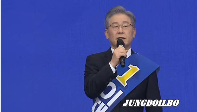 10일 오후 서울 송파구 올림픽공원 SK올림픽핸드볼경기장에서 열린 더불어민주당 제20대 대통령선거 후보자 선출을 위한 서울 합동연설회에서 이재명 대선 경선 후보가 정견발표를 하고 있다.