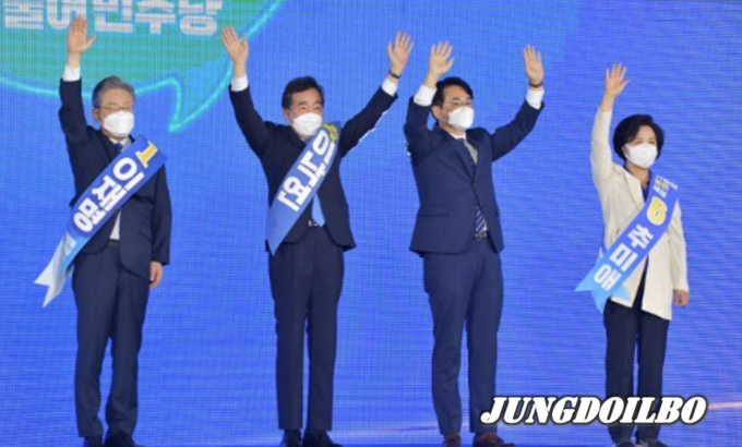 더불어민주당 이재명(왼쪽부터), 이낙연, 박용진 추미애 대선 경선 후보가 10일 오후 서울 송파구 올림픽공원 SK올림픽핸드볼경기장에서 열린 더불어민주당 제20대 대통령선거 후보자 선출을 위한 서울 합동연설회에서 인사하고 있다