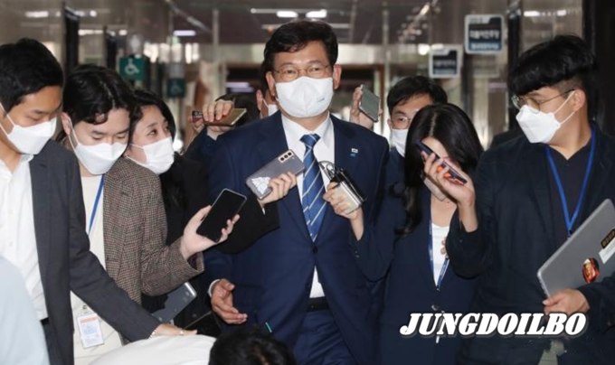 더불어민주당 송영길 대표가 13일 국회에서 열린 비공개 당무위원회의에 참석하며 기자들의 질문에 답하고 있다.