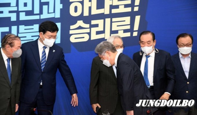 13일 국회에서 열린 '더불어민주당 대통령 후보, 당 대표, 상임고문단 간담회'에서 이재명 대선 후보가 김원기 전 국회의장에게 인사를 하고 있다.