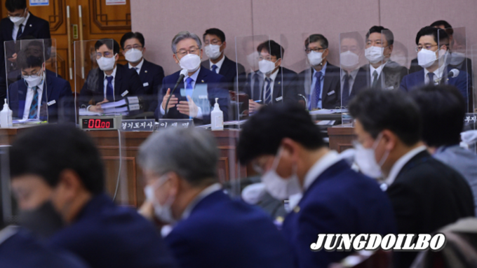 더불어민주당 대선 후보인 이재명 경기지사가 18일 경기도청에서 열린 국회 행정안전위원회의 경기도에 대한 국정감사에서 의원 질의에 답변하고 있다.