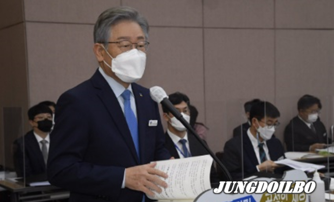 더불어민주당 대선 후보인 이재명 경기지사가 18일 경기도청에서 열린 국회 행정안전위원회의 경기도에 대한 국정감사에서 업무보고를 하고 있다