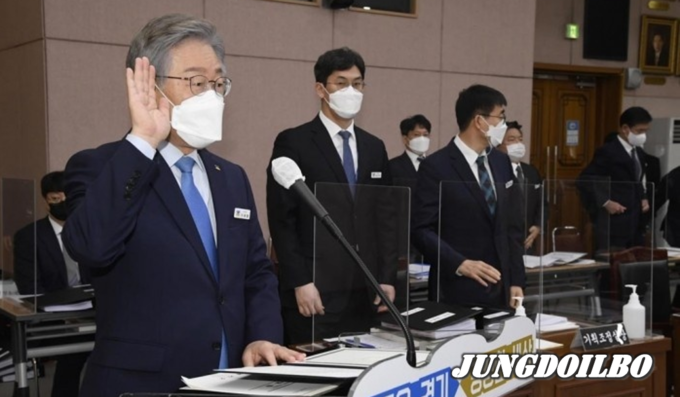 더불어민주당 대선 후보인 이재명 경기지사가 18일 오전 경기도청 대회의실에서 열린 2021년 국회 행정안전위원회의 경기도에 대한 국정감사에서 선서하고 있다