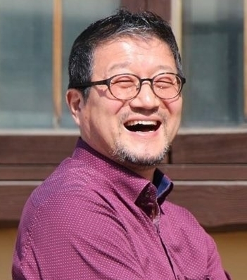 이정록 시인은 1993년 동아일보 신춘문예로 등단했다. 교사 생활을 하며 '벌레의 집은 아늑하다' '시인의 서랍' 등 다수의 시집을 출간했다. 김수영 문학상, 김달진 문학상, 박재삼 문학상, 고성국제디카시 대상 등을 수상했다.