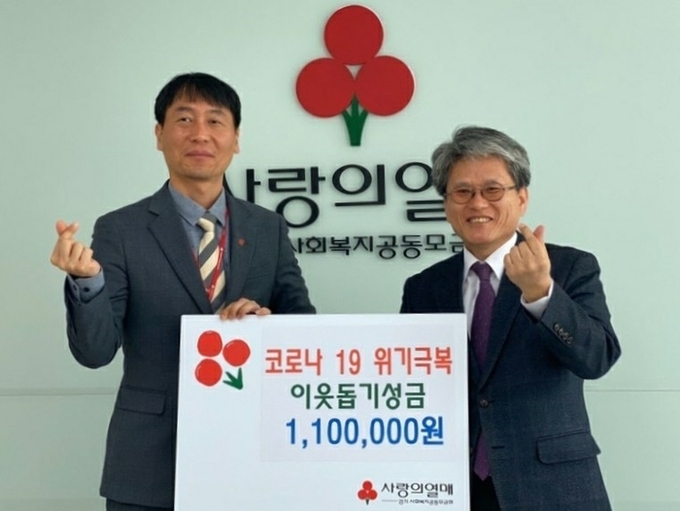 지난 해 4월, 정부 긴급재난지원금 100만 원과 경기도 재난기본소득 10만 원을 코로나19 위기극복 이웃돕기 성금으로 기부하고 환하게 웃는 김해영 전 위원장.
