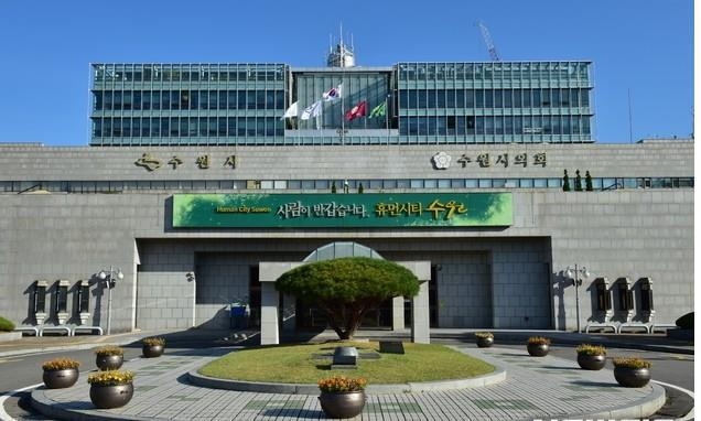 수원시의 민원 담당 공무원이 민원인의 신상을 피진정인 당사자에게 알려줘 물의를 빚고 있다. 이로 인해 민원인은 직장 내 따돌림 등 피해를 호소하고 있다.