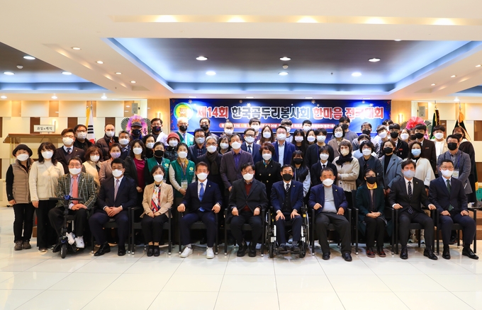 전국대회를 미치고 김현덕 중앙회장(앞줄 오른쪽에서 5번째), 전남지부 김종찬 회장(앞줄 왼쪽에서 2번째)과 회원들이 기념촬영을 하고 있다.