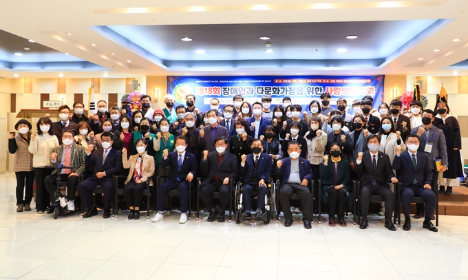 (사)한국곰두리봉사회 더 큰 발전을 기원하면서, 마음을 모아서 화이팅!!을 외치는 모습