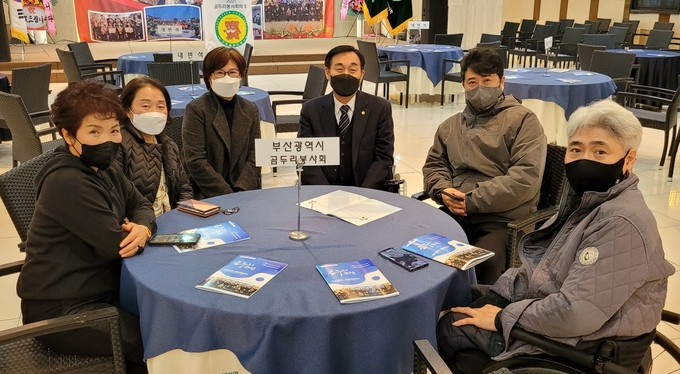 부산광역시 곰두리봉사회 회원들이 김현덕 중앙회장과 함께 기념촬영을 하고 있다.