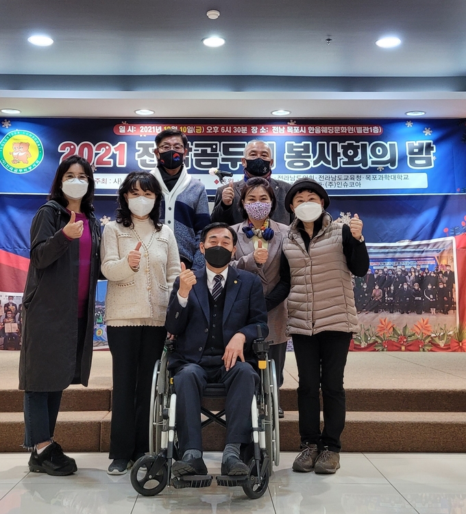 (사)한국곰두리봉사회 중앙회 김현덕 중앙회장과 회원들이 함께하고 있다.
