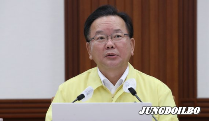 김부겸 국무총리가 14일 정부서울청사에서 열린 코로나19 대응 중앙재난안전대책본부 회의를 주재하고 있다.