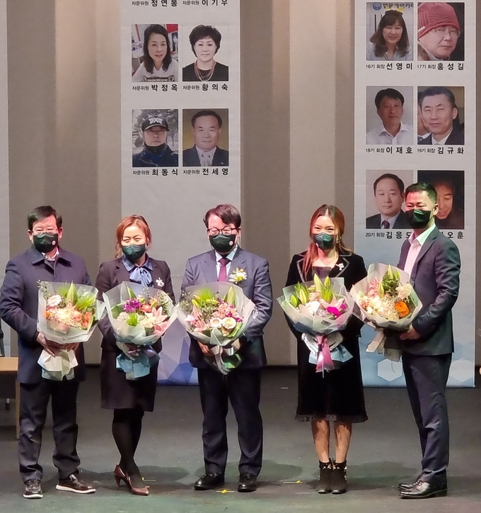 김시천 제3대총회장(오른쪽에서 3번째). 오른쪽 부터 문승관 사무총장, 이성려 총무위원장, 왼쪽 부터 이종호 부사무총장, 이선아 재무위원장이 함께 하고 있다