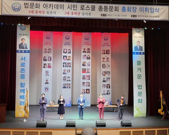 축하공연으로 엑시트EXIT 아름다운 선율로 분위기를 돋구었다
