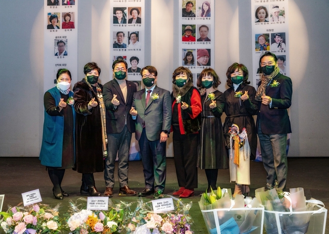(왼쪽부터) 김미선 봉사위원장, 허수진 자문위원, 이기우 자문위원, 김시천 총회장, 김희경 수석부회장, 김선옥 수석부회장, 김미애 수석부회장, 이재진 교육원장이 함께 하고 있다.