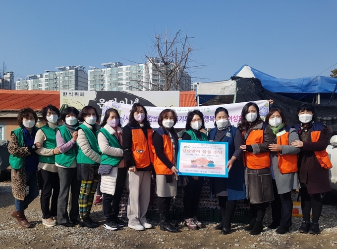 '수원시어린이집연합회(한어총) 영통가정분과 원장들과 , (사)행복캄 김미선 여성회장, 수노회 회원들이 다함께 기념촬영을 하고 있다.
