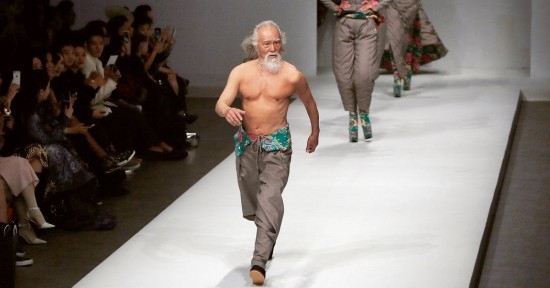 79세의 왕 데순 할아버지 모델. 
